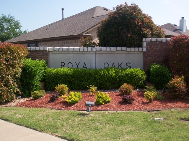 Royal Oaks Entrance
