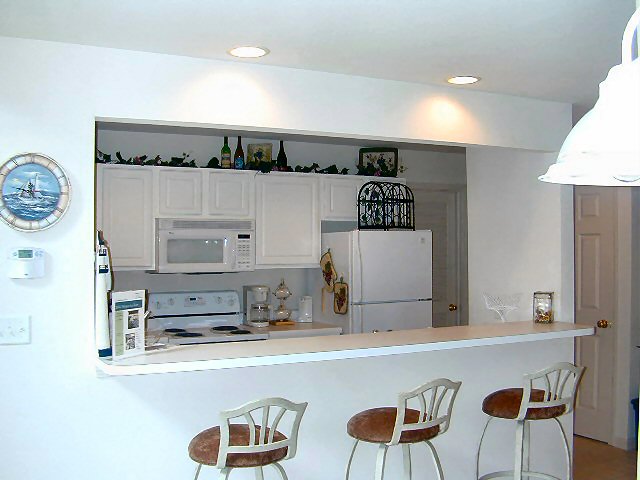Kitchen w/Breakfast Bar