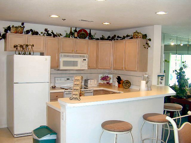 Kitchen w/Breakfast Bar